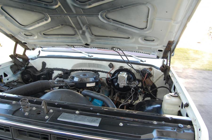 Моторный отсек Chevrolet C10 Scottsdale Sport Pickup 1979 года  (фото 57 из 58)